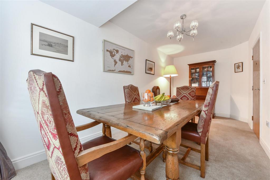 Dining Room/Bed 4