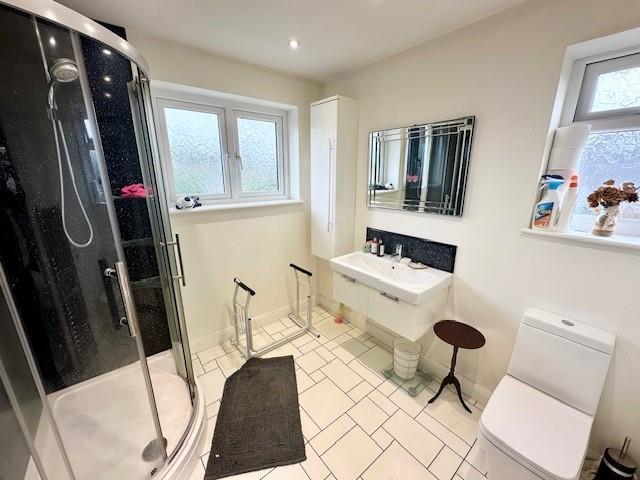 Bathroom b.jpg