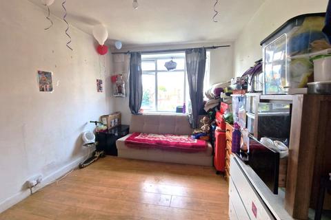 2 bedroom flat to rent, London NW10