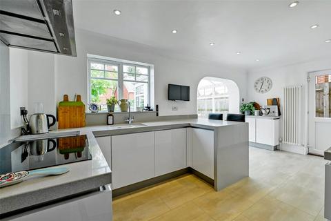 7 Nightingale Walk, Windsor, SL4 3HS