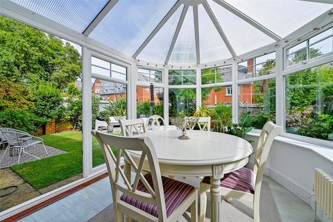 7 Nightingale Walk, Windsor, SL4 3HS