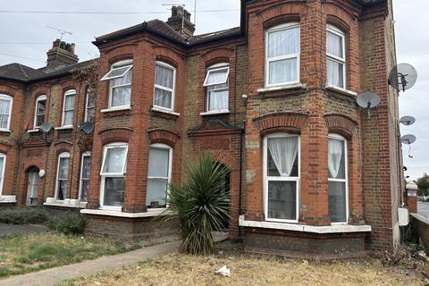 2 bedroom flat to rent, York Road, Ilford IG1