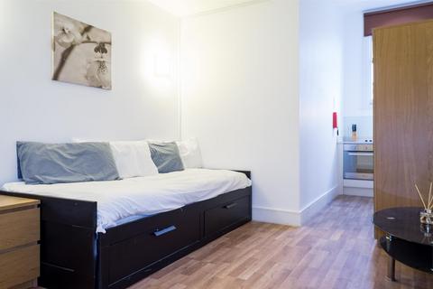 Studio to rent, Kensington High Street, Kensington, W8