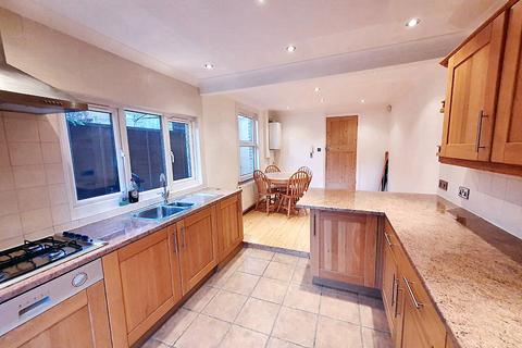 3 bedroom end of terrace house to rent, Glebe Road, London N3