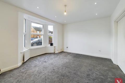 4 bedroom end of terrace house for sale, Dunstable Road, Luton LU4