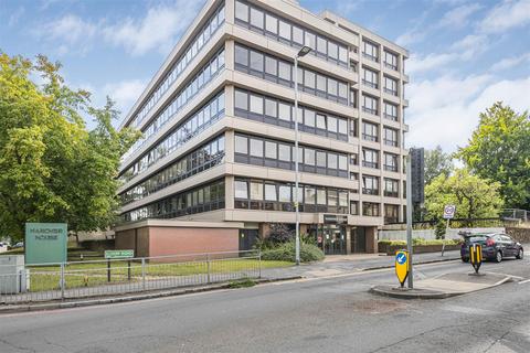 Flat 402, Hanover House, 202 Kings Road, Reading, RG1 4NN