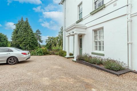 Flat 2, 10 Lansdowne Crescent, Worcester, WR3 8JE