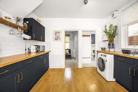 25 Scotts Road, London, E10 6LN
