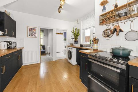 25 Scotts Road, London, E10 6LN