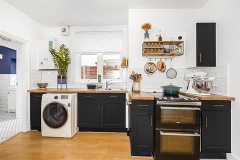 25 Scotts Road, London, E10 6LN