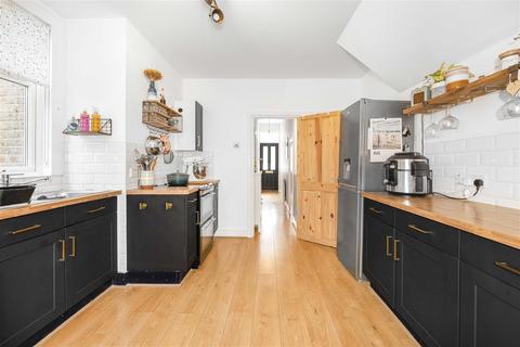25 Scotts Road, London, E10 6LN