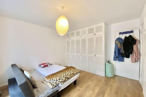 2 Ambleside Walk, Uxbridge, UB8 1XE