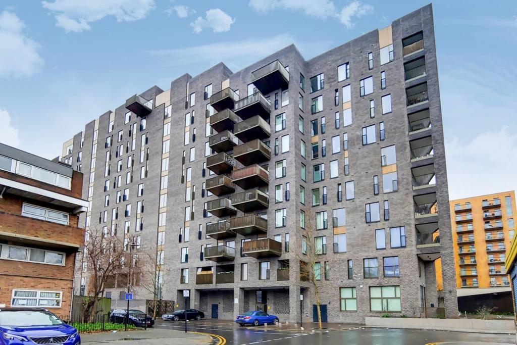 Canning Town, London, E16 2 bed flat for sale £415,000