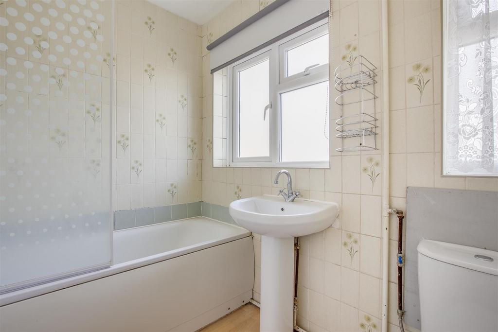 105 Chiltern Avenue, HP12 3 UW-5.jpg