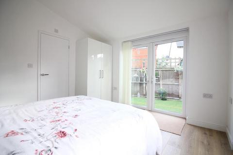 1 bedroom in a house share to rent, Riverview Gardens, Twickenham