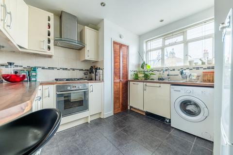 2 bedroom flat for sale, Battersea Rise, London, SW11