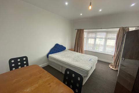 2 bedroom flat to rent, Ashburton Avenue Ilford IG3 9EP