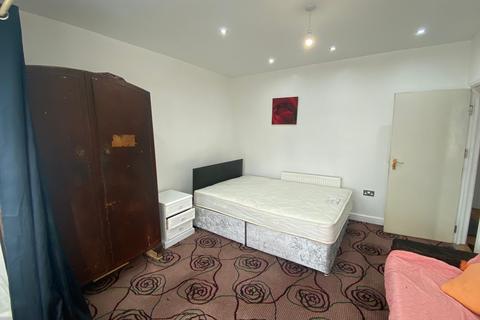 2 bedroom flat to rent, Ashburton Avenue Ilford IG3 9EP