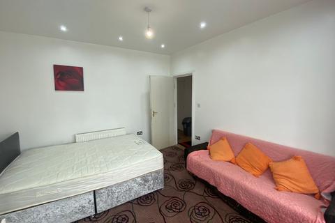 2 bedroom flat to rent, Ashburton Avenue Ilford IG3 9EP