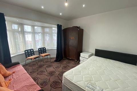 2 bedroom flat to rent, Ashburton Avenue Ilford IG3 9EP