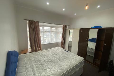 2 bedroom flat to rent, Ashburton Avenue Ilford IG3 9EP