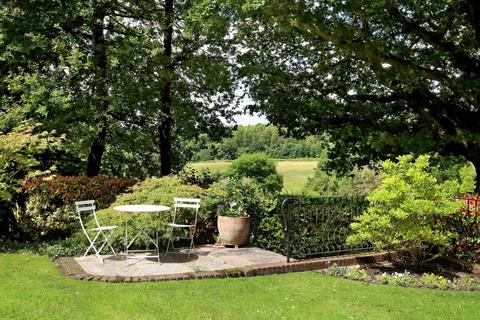 Strawberry House, 9 Bellridge Place, Knotty Green, Beaconsfield, HP9 2DN