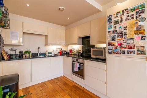 2 bedroom flat to rent,  Battersea Park Road, London SW11