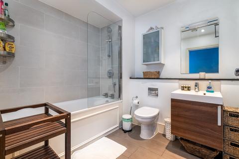 2 bedroom flat to rent,  Battersea Park Road, London SW11
