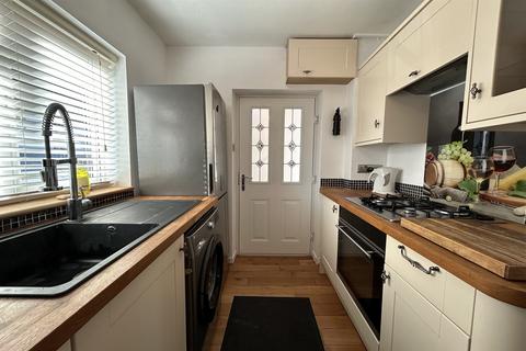 2 bedroom flat to rent, Bridport