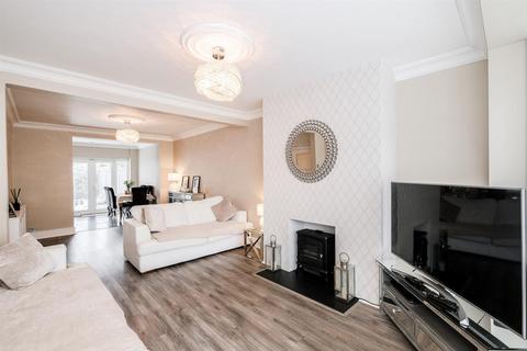 3 bedroom end of terrace house for sale, Rolls Park Road, Chingford