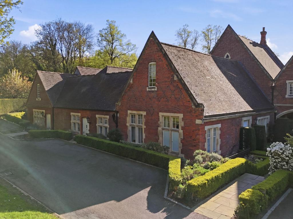 Detached house exterior, driveway