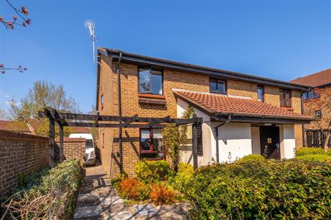2 Whitecroft, Horley, RH6 9BZ