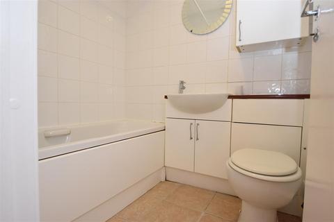 2 Whitecroft, Horley, RH6 9BZ