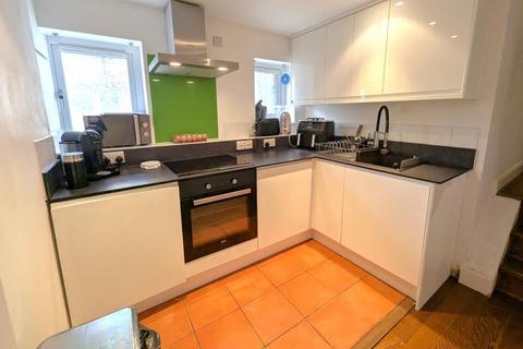 2 bedroom apartment to rent, Old Woking Road, West Byfleet KT14