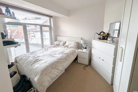 2 bedroom apartment to rent, Old Woking Road, West Byfleet KT14