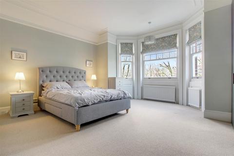 3 bedroom apartment for sale, Lyndhurst Gardens, Hampstead, London