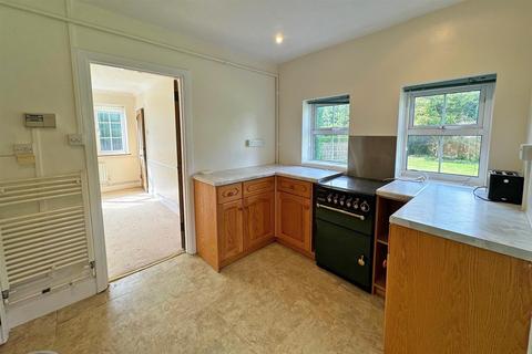 3 bedroom detached house for sale, Busbridge - Godalming - *No Onward Chain*