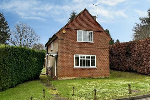 3 bedroom detached house for sale, Busbridge - Godalming - *No Onward Chain*