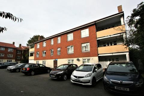 2 bedroom flat for sale, Kemsing Close, Hayes, Bromley, BR2