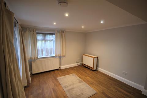 2 bedroom maisonette to rent, Station Road, London, NW4