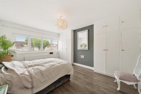 3 bedroom flat to rent, Staverton Road, London, NW2