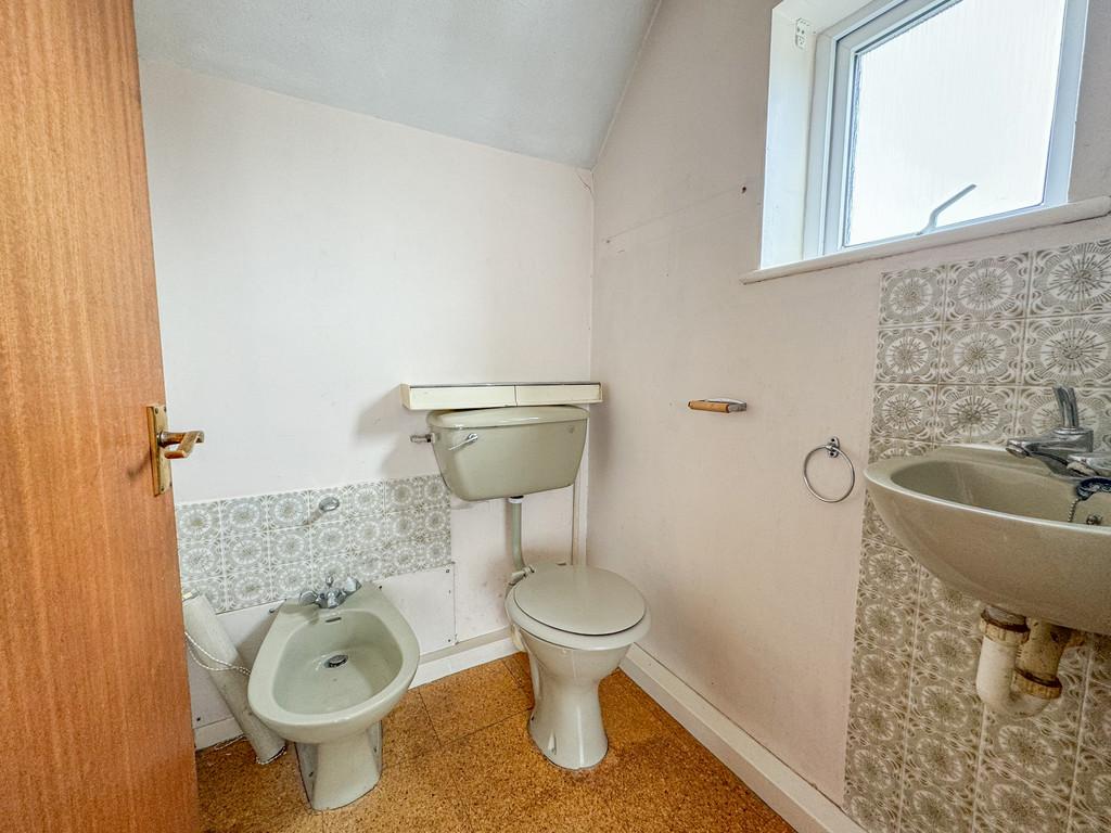Bed 1 en suite wc