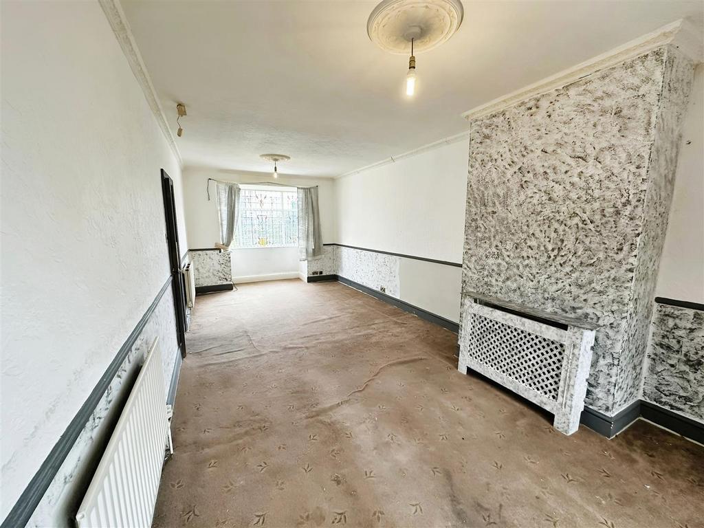 Through lounge / dining room