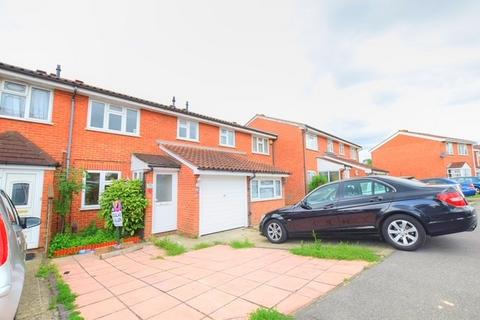 3 bedroom terraced house to rent, Gresham Drive Romford RM6 4TS