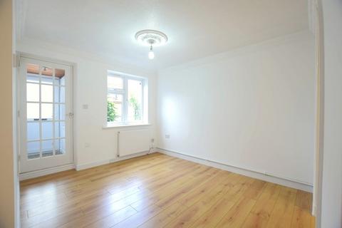 3 bedroom terraced house to rent, Gresham Drive Romford RM6 4TS