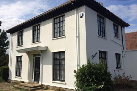 4 bedroom detached house to rent, Hall Lane, Essex CO14