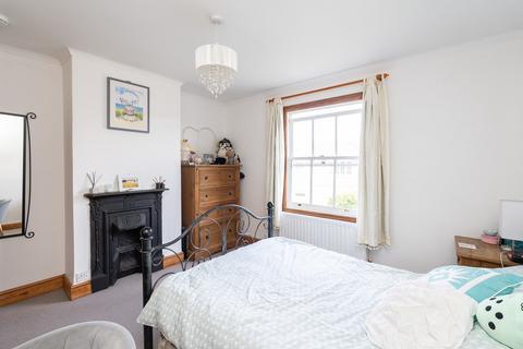 9 Curtis Gardens, Dorking, RH4 1EG