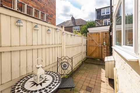 9 Curtis Gardens, Dorking, RH4 1EG