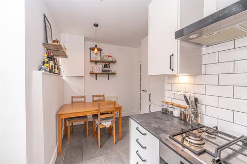 14/2 Annfield, Edinburgh, EH6 4JF