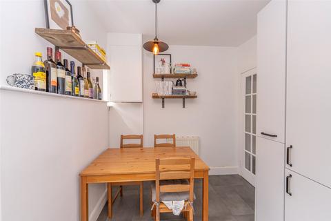 14/2 Annfield, Edinburgh, EH6 4JF